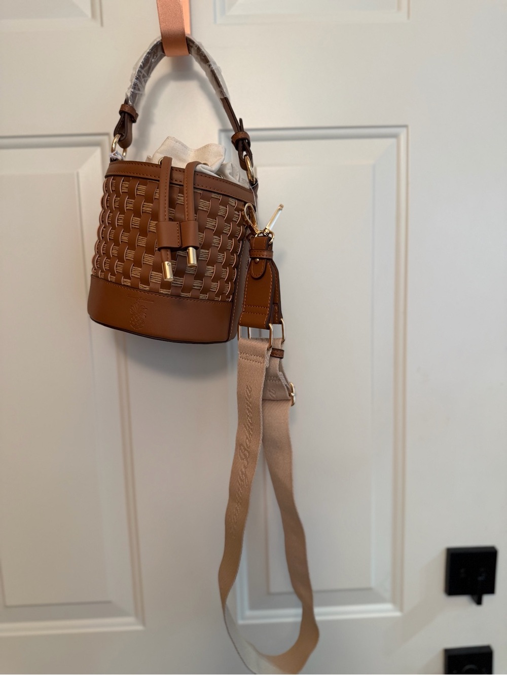 New Tommy Bahama brown woven convertible drawstring bucket bag purse.TQFB0264